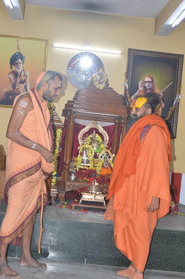 Bilaspur Swamigal with devotees at a Guru Melanam gathering